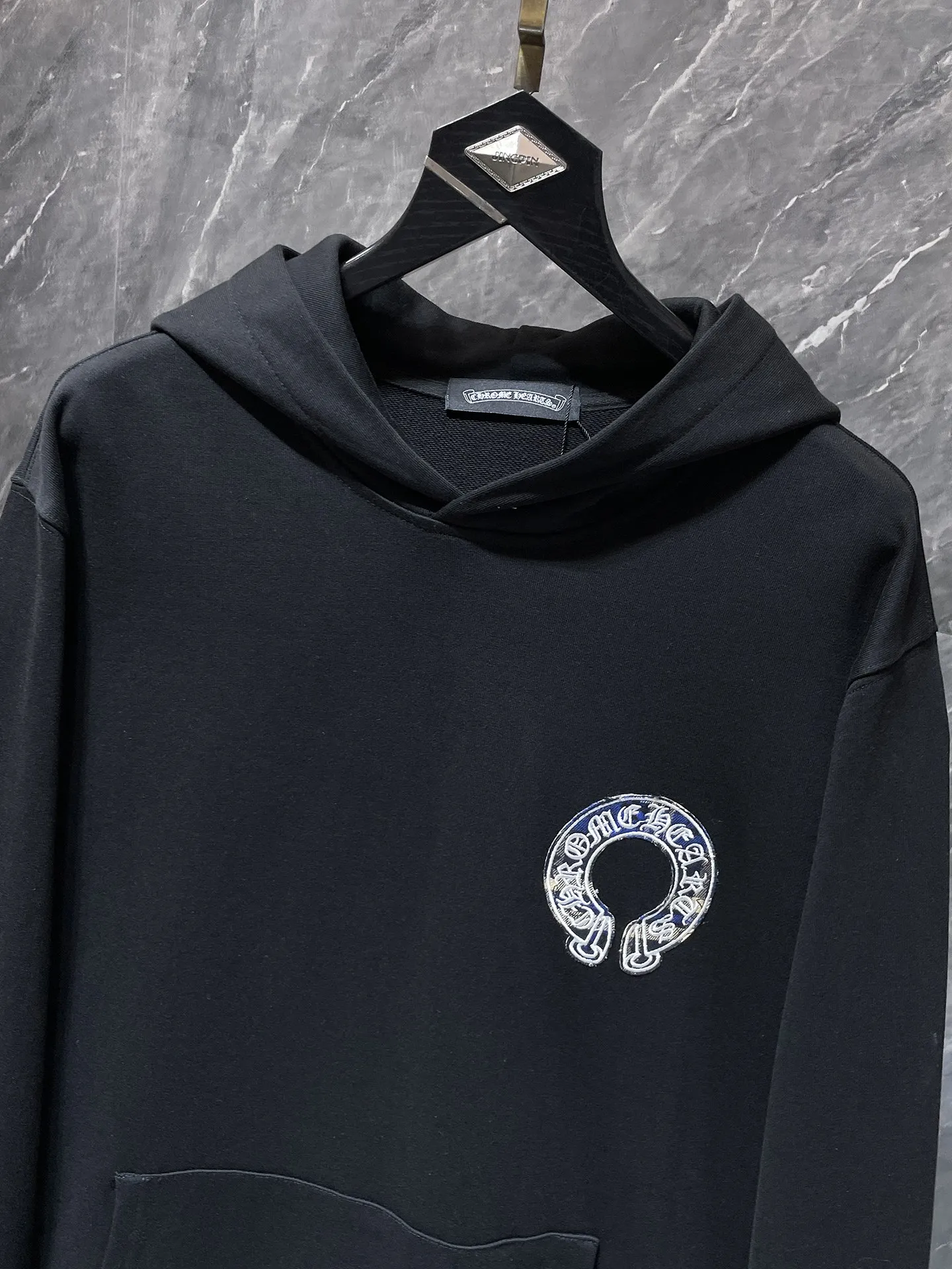 P260 Chrome Hearts Autumn and Winter 2025 Counter Synchronization Crow Horseshoe Contrast Color Patch Hooded Sweatshirt Heavy Industry Pure Handmade Cutting Patch Embroidery Technology Improved Customized Version 1:1 High Weight High Quality Fabric Recommended Color: White Black Size: S, M, L, XL